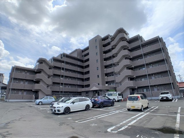 プラザ本町イーストの外観