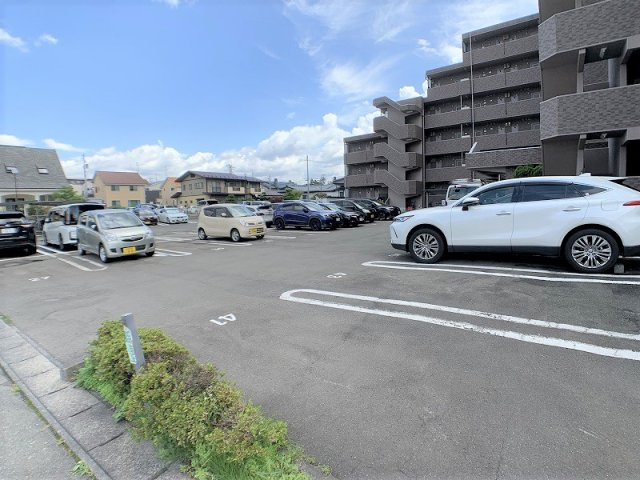 プラザ本町イーストの駐車場