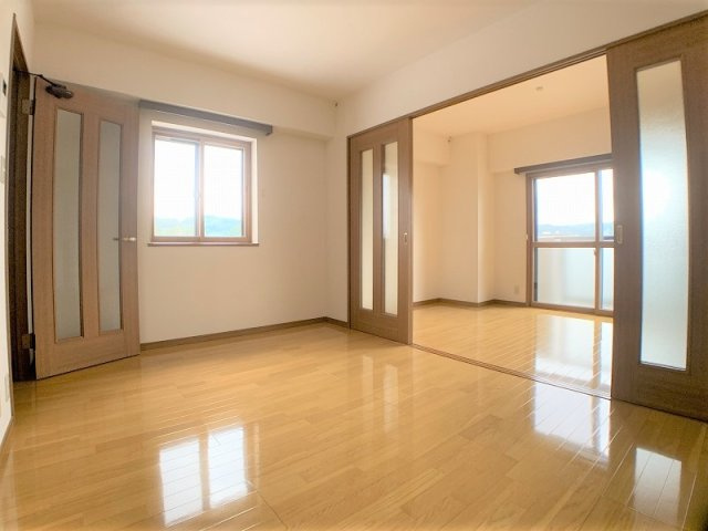 プラザ本町イーストの居間・リビング|角部屋