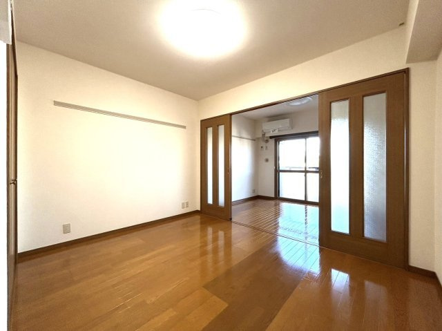 プラザ本町イーストの居間・リビング|中部屋