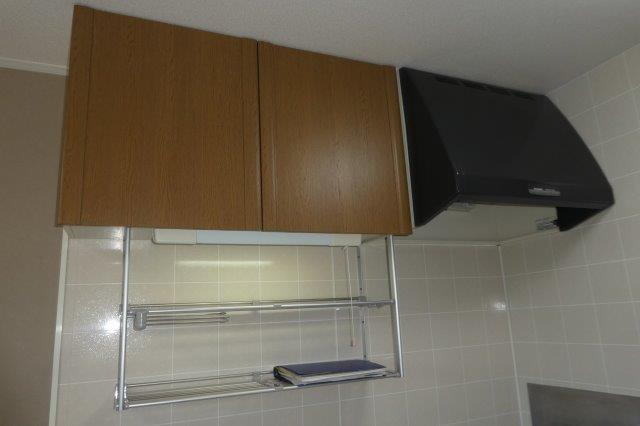 コニファーガーデン１のキッチン|キッチン上収納