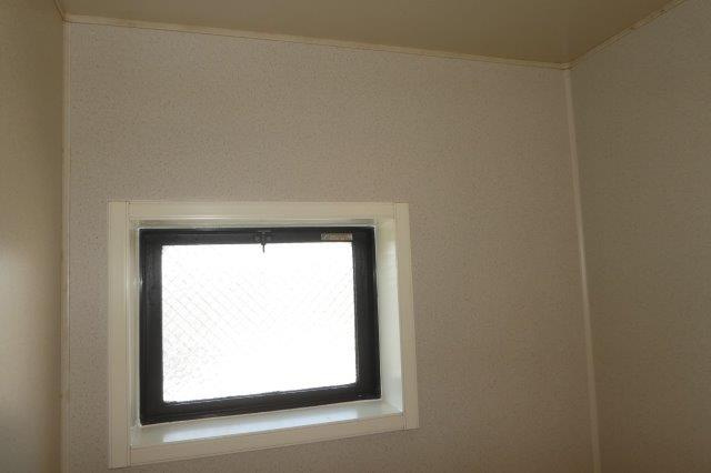 コニファーガーデン１の浴室|浴室窓