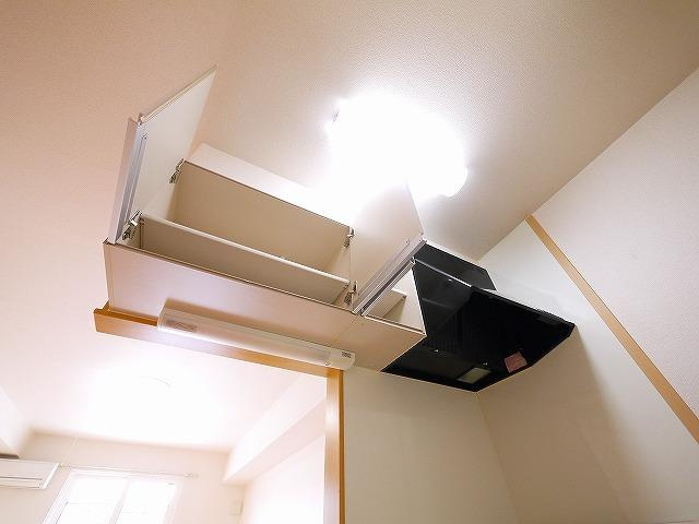 ジェルメ中山Ａのキッチン|上部に収納スペースがあります