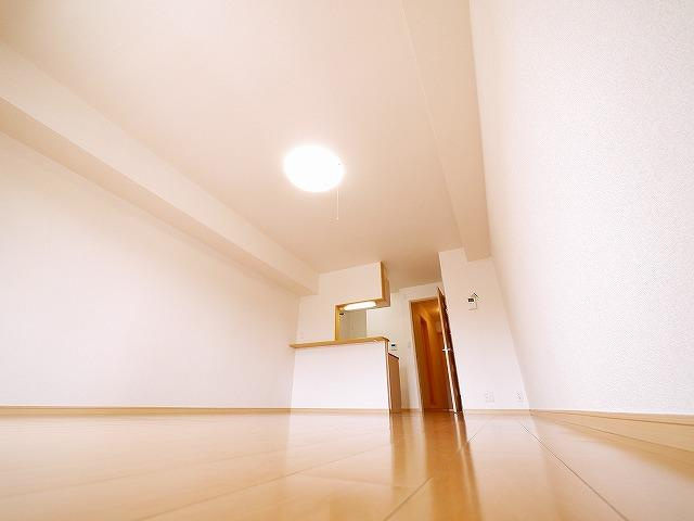 ジェルメ中山Ａの内装|ゆったりとしたリビングです