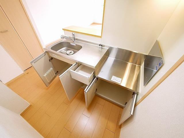 ジェルメ中山Ａのキッチン|収納スペース豊富なキッチンです