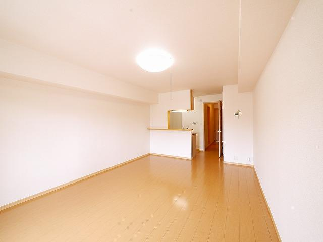 ジェルメ中山Ａの居間・リビング|明るい色調の室内です