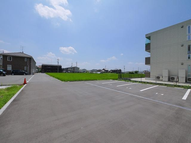 グランモア東九条Ⅲの駐車場|駐車場があるので、車を買う予定の方も安心です