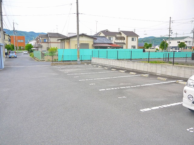 エポナール里の駐車場|カースペースがあります