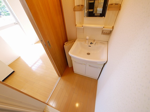 菅原三和マンションの洗面所|明るい洗面所です
