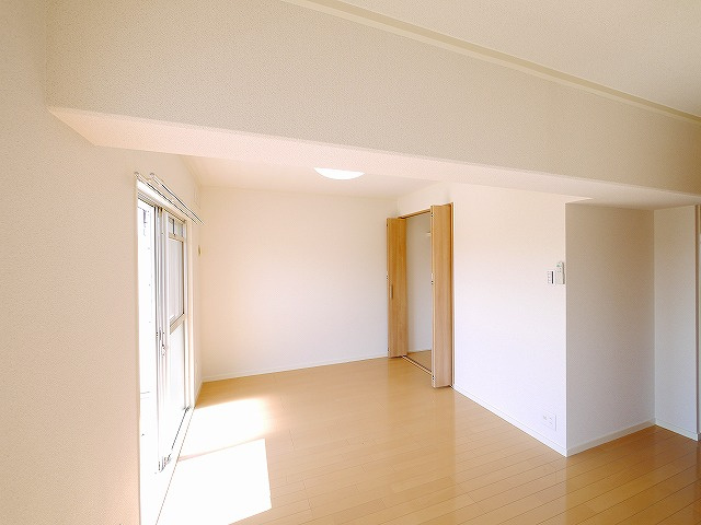 菅原三和マンションの内装|明るい室内です