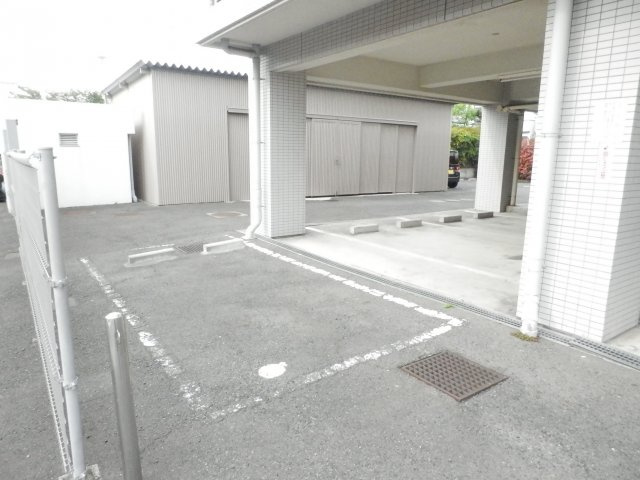 セゾン皿沼の駐車場