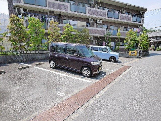 プレ東生駒の駐車場