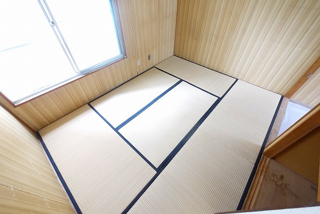 城戸ハイツ西棟の和室|明るい居室です。