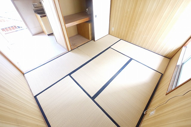 城戸ハイツ西棟の和室|和室ならではの温かな和の空間で寛ぎの時間を過ごせます