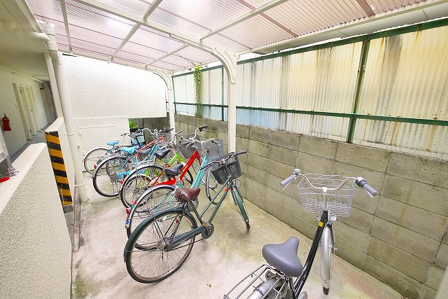 城戸ハイツ西棟のその他共用部分|屋根付きの駐輪場です。