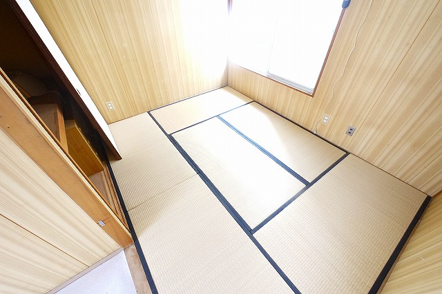 城戸ハイツ西棟の和室|明るい居室です。