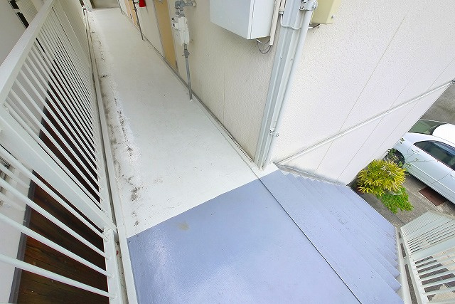 城戸ハイツ西棟のその他|明るい共有廊下。