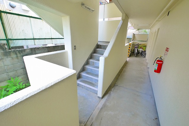 城戸ハイツ西棟のエントランス|共用スペース