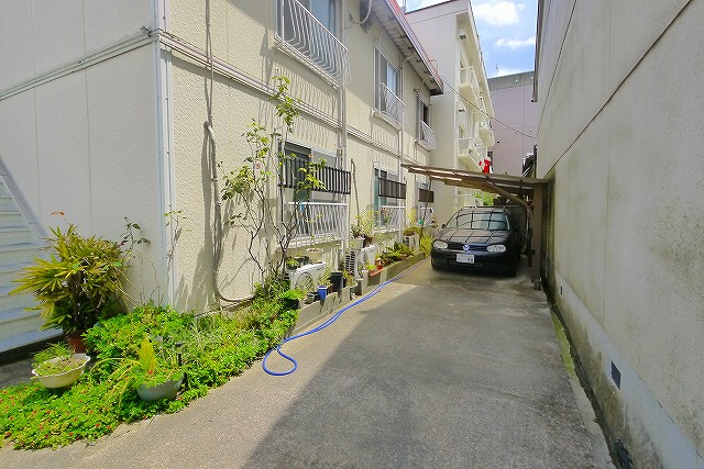 城戸ハイツ西棟の駐車場