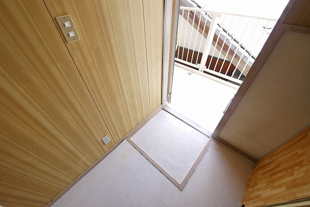 城戸ハイツ西棟の玄関|明るい玄関です