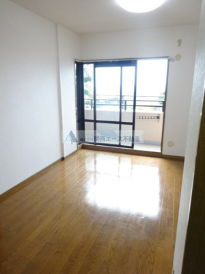 【洋室】 | グランビュー山手｜駅徒歩１分！！バルコニーから大阪平野が一望できます｜