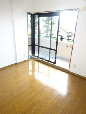 【洋室】 | グランビュー山手｜駅徒歩１分！！バルコニーから大阪平野が一望できます｜