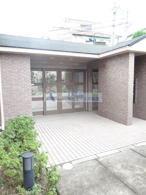 【エントランス】 | グランビュー山手｜駅徒歩１分！！バルコニーから大阪平野が一望できます｜