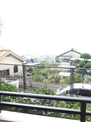 【バルコニー】 | グランビュー山手｜駅徒歩１分！！バルコニーから大阪平野が一望できます｜