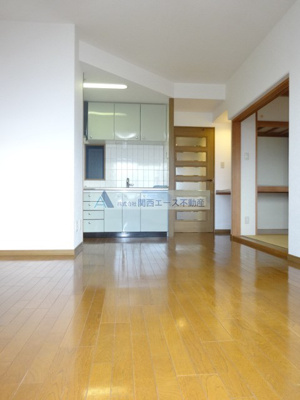 【居間・リビング】 | グランビュー山手｜駅徒歩１分！！バルコニーから大阪平野が一望できます｜