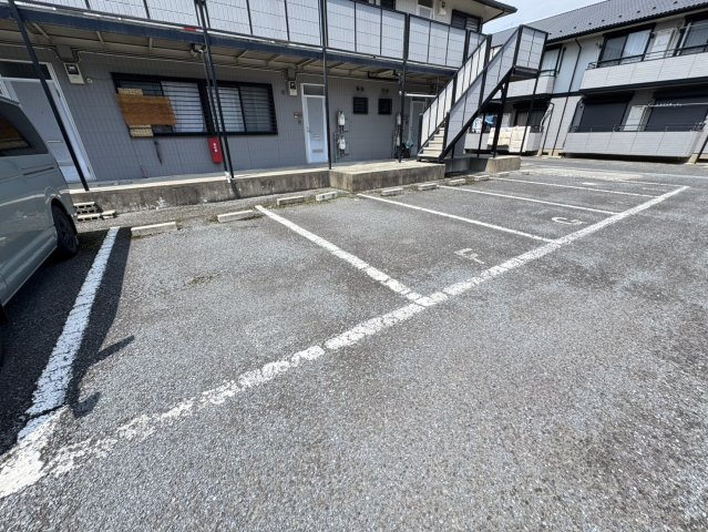 ロイヤルアネックス弐番館の駐車場