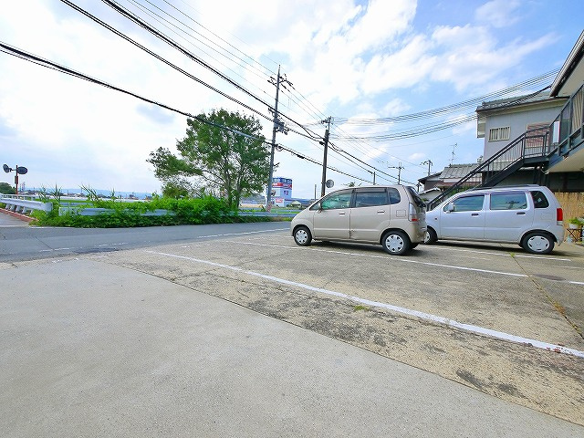 ダイワテニメントの駐車場