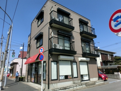 【外観】 | アベニュー鎌ヶ谷 | アベニュー鎌ケ谷　鉄骨造3階建て　南東向き　ベージュと黒のオシャレな外観です