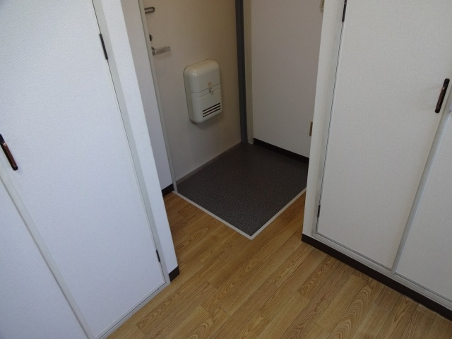 ハイツ165の玄関