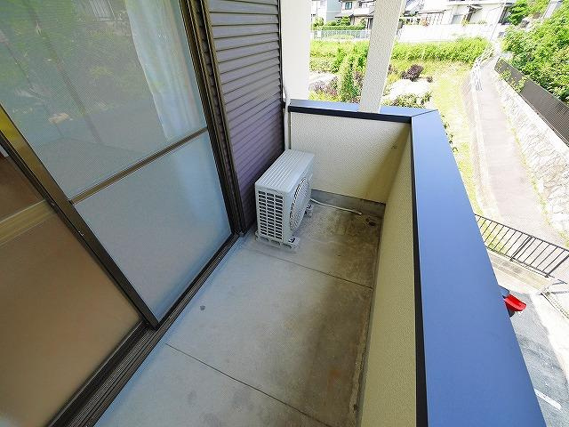 クリーミーコーポ西ノ京のバルコニー|外からの目が気にならないバルコニーで洗濯物が干せます