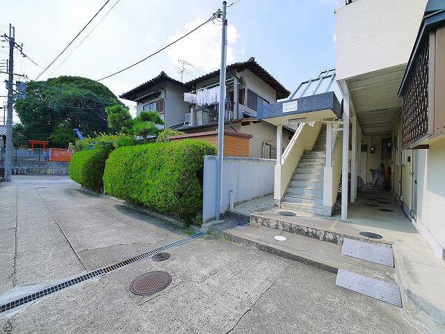 クリーミーコーポ西ノ京のその他共用部分|出入口が広くすっきりとした物件です