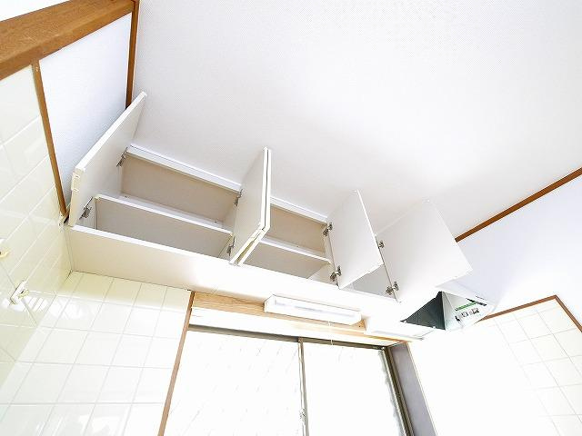 クリーミーコーポ西ノ京のキッチン|上部の収納も豊富ですよ