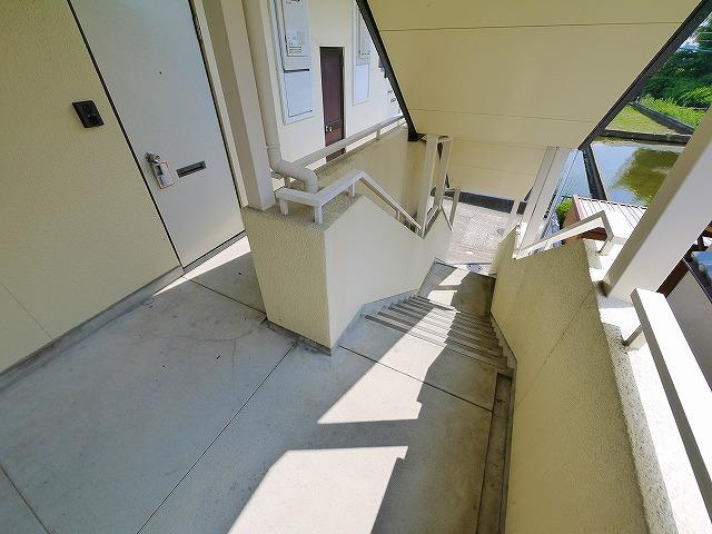 クリーミーコーポ西ノ京のその他共用部分|共用の階段になります