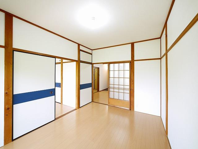 クリーミーコーポ西ノ京の寝室|広くて明るい寝室