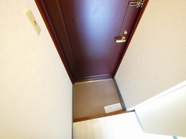北羅マンションの玄関