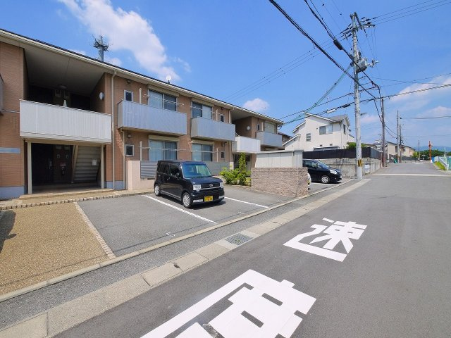 グリーンメゾン菰川Aの駐車場|車をお持ちの方に嬉しい駐車場付きの物件です