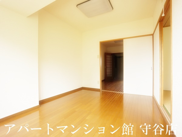 アイビス小絹Bの居間・リビング