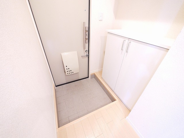 グレイシャス春日の玄関|落ち着いた玄関です