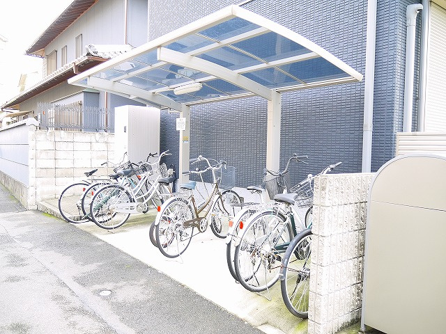 グレイシャス春日のその他共用部分|ゆったりとした駐輪スペース。