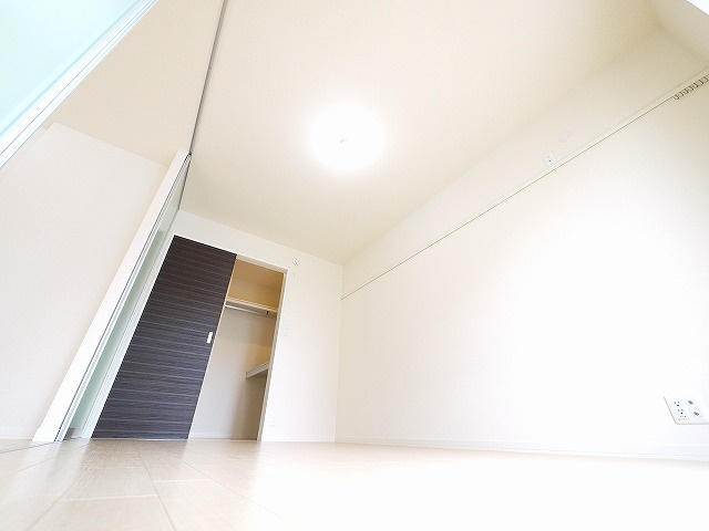 グレイシャス春日の洋室|明るい洋室です