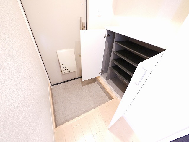 グレイシャス春日の玄関|収納もある玄関です