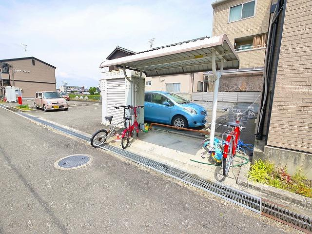 カーサ　ベルデ１のその他共用部分|ゆったりとした駐輪スペース。