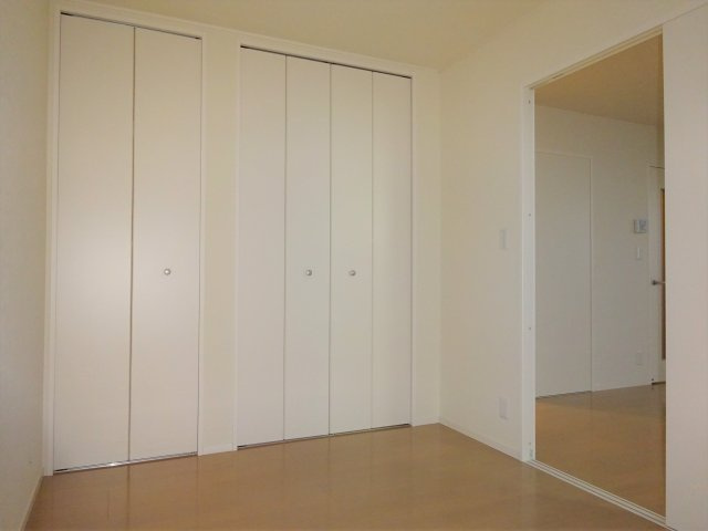 甲和トゲツの洋室