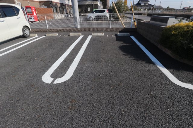 グランツ　ＴＡＴＵＭＩ　Ⅱの駐車場