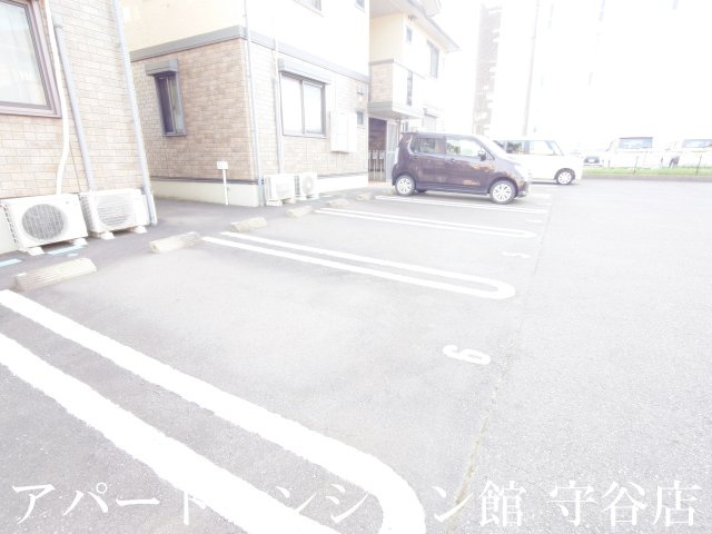 アプローズスクエアBの駐車場