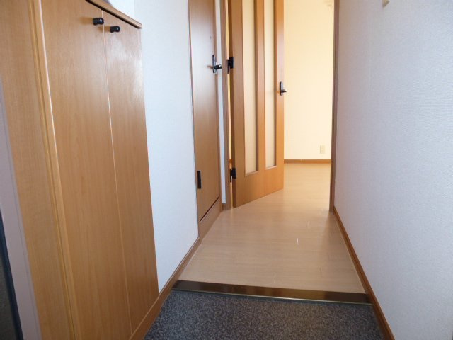総社市三輪のアパートの玄関